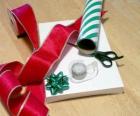 Рождественские подарки с декоративной ленты и ножницы